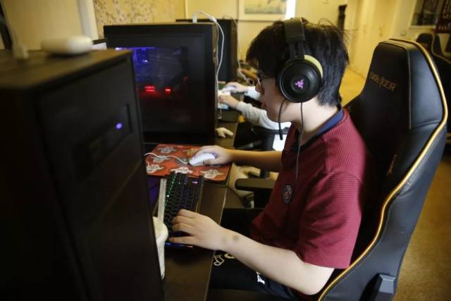 sasi Rambo 完美地击败了 Anyone's Legend ，在 16 分钟时处于劣势，落后 1w。 LGD Gaming 击溃并赢得了第一场比赛